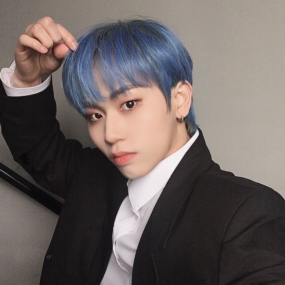 GK, um dos idols com cabelo azul