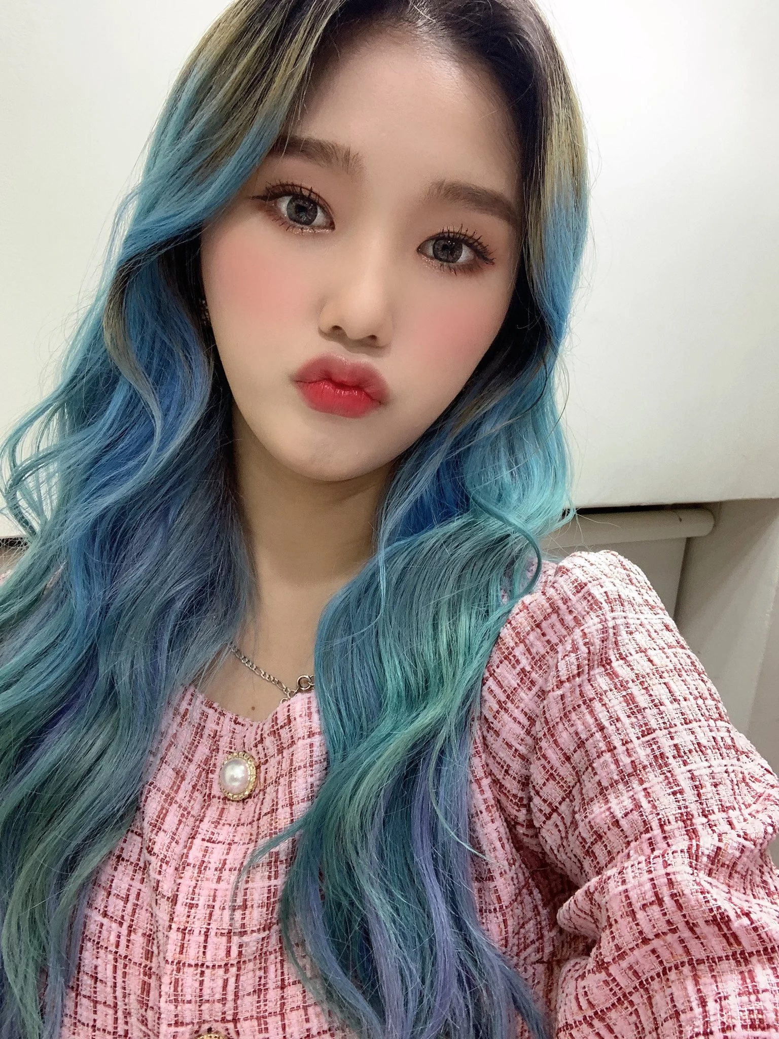 Mimi, do Oh My Girl, é uma das idols com cabelo azul