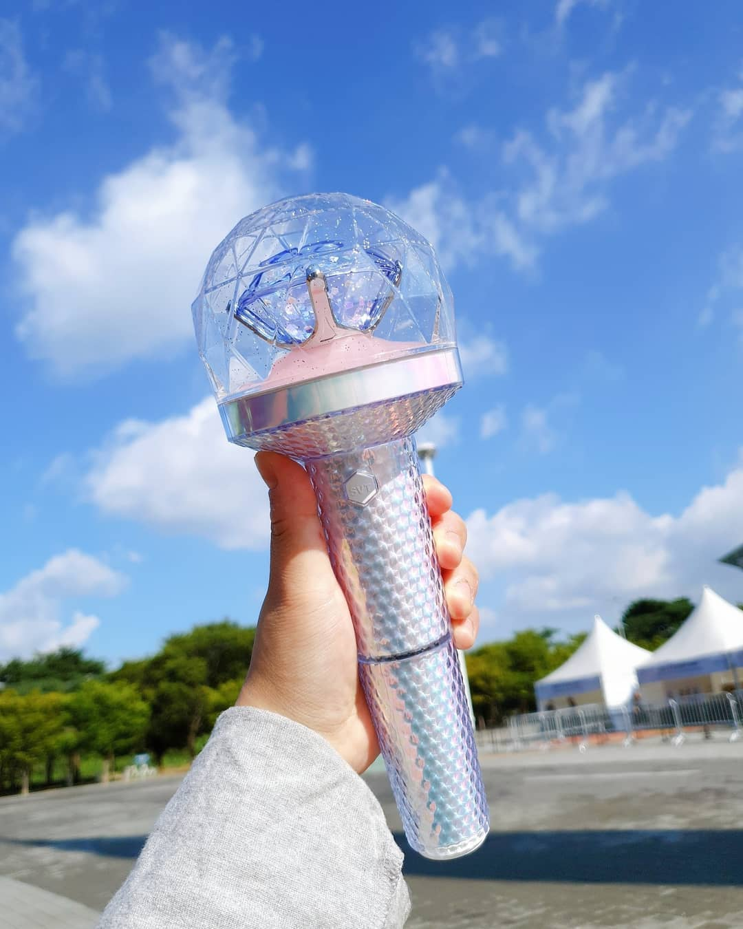 Caratbong, um dos lightsticks de grupos masculinos
