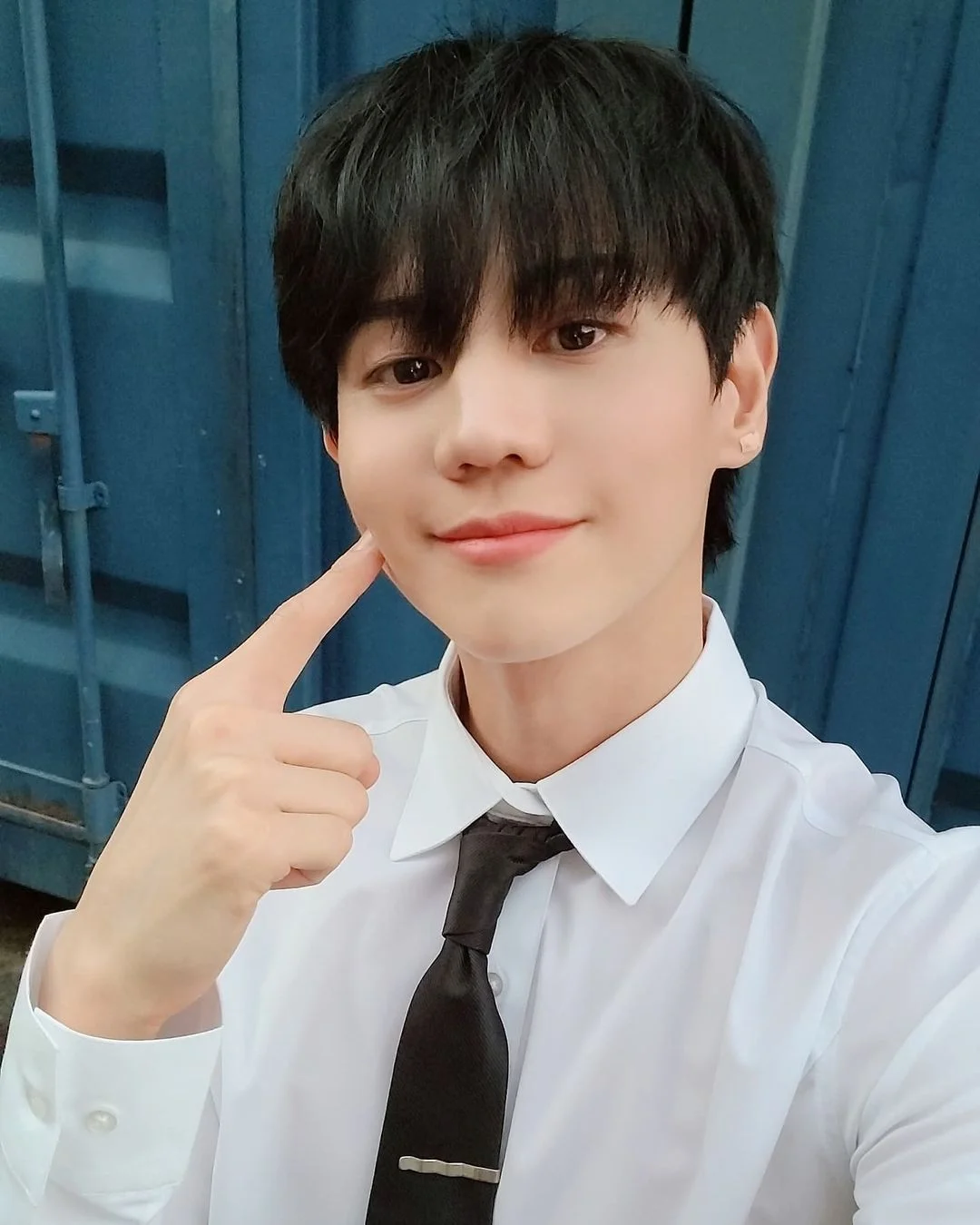 Yoseob fazendo o aegyo de dedo na bochecha