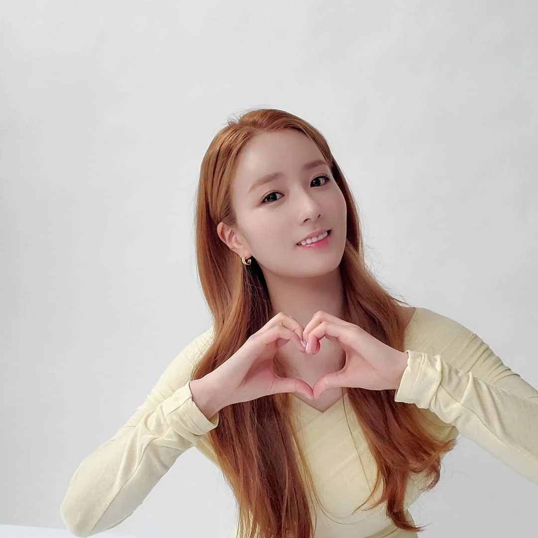 Bomi fazendo o aegyo de coraçãozinho