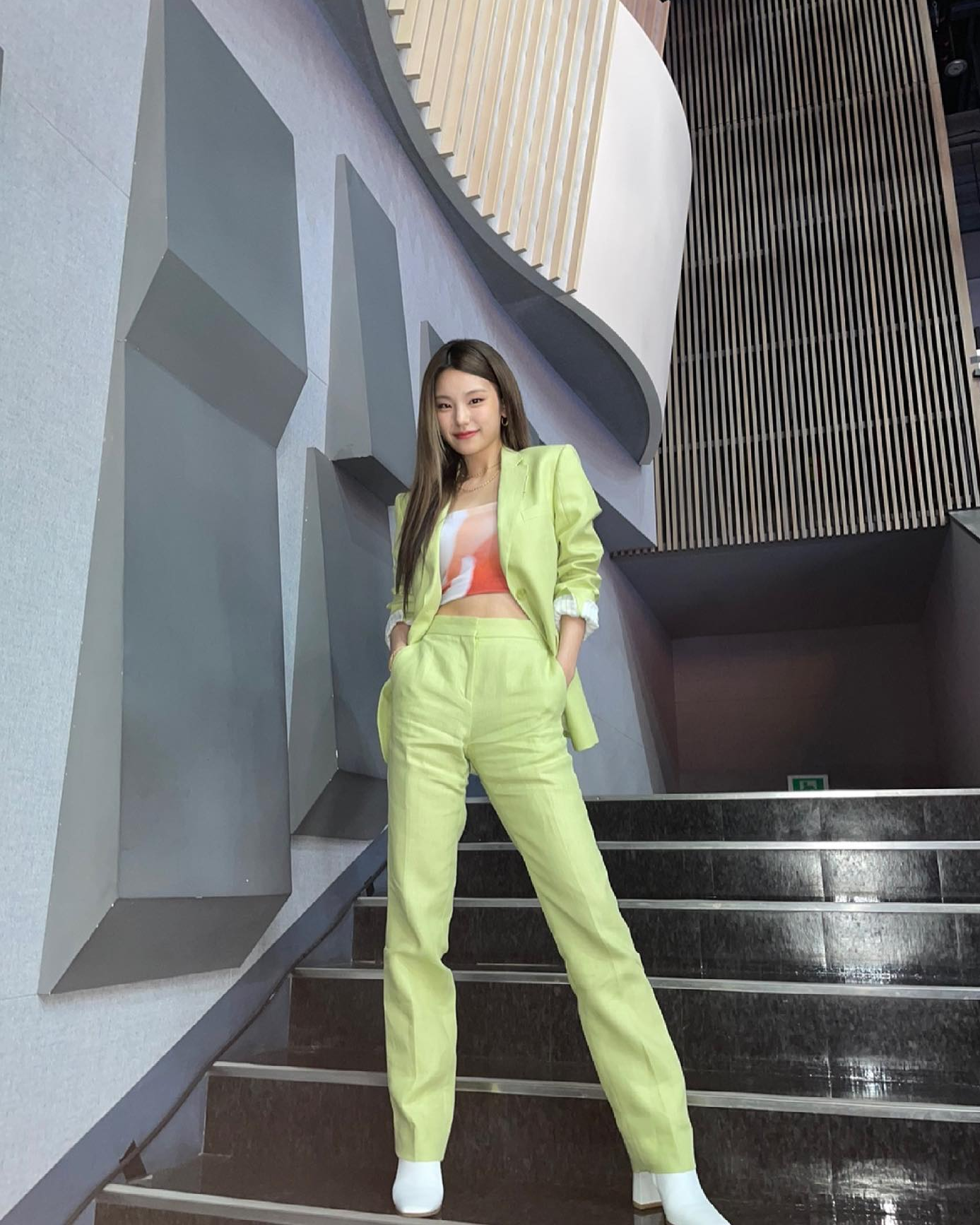 Yeji, do grupo Itzy, uma das idols de terno em tom pastel