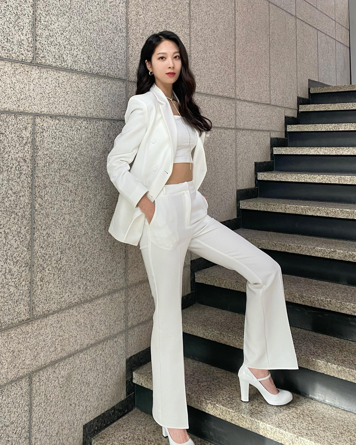 A Minha, ex-9MUSES, uma das idols de terno branco