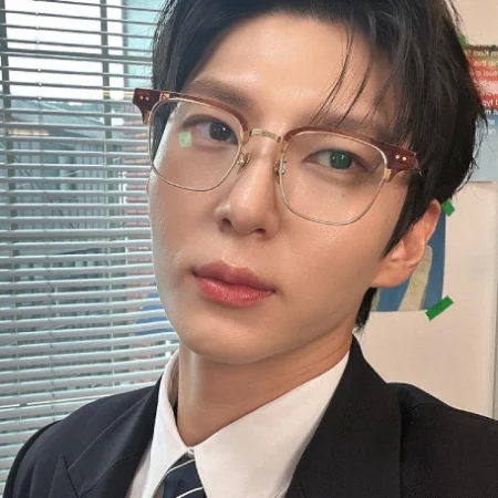 Leo, do VIXX, um dos idols de óculos