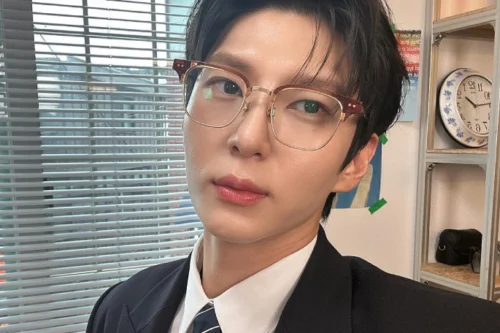 Leo, do VIXX, um dos idols de óculos