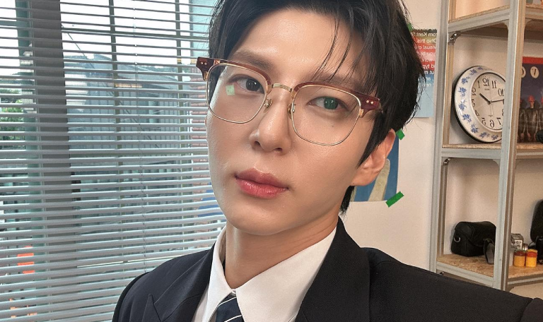 Leo, do VIXX, um dos idols de óculos