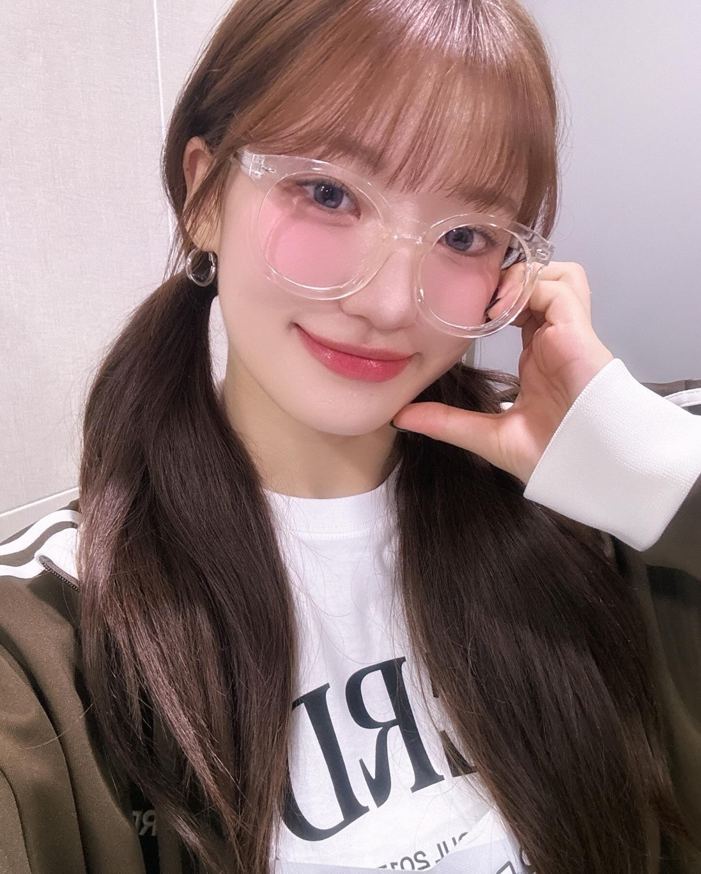 Siyoon, do grupo Billlie, uma das idols de óculos