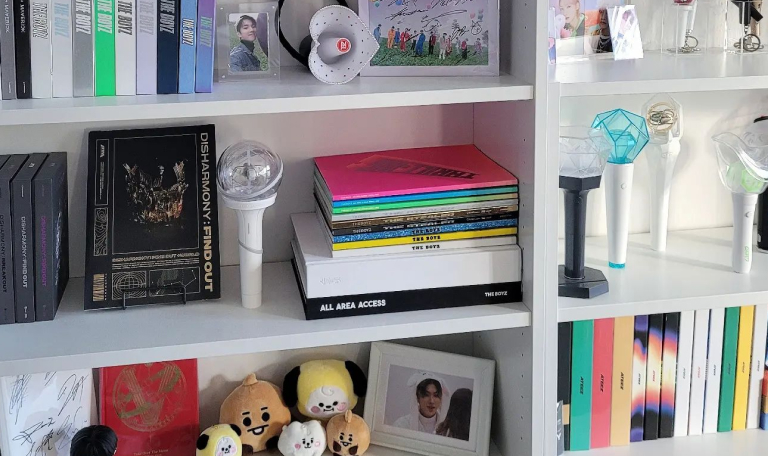 Uma coleção de kpop, com álbuns lightsticks e pelúcias