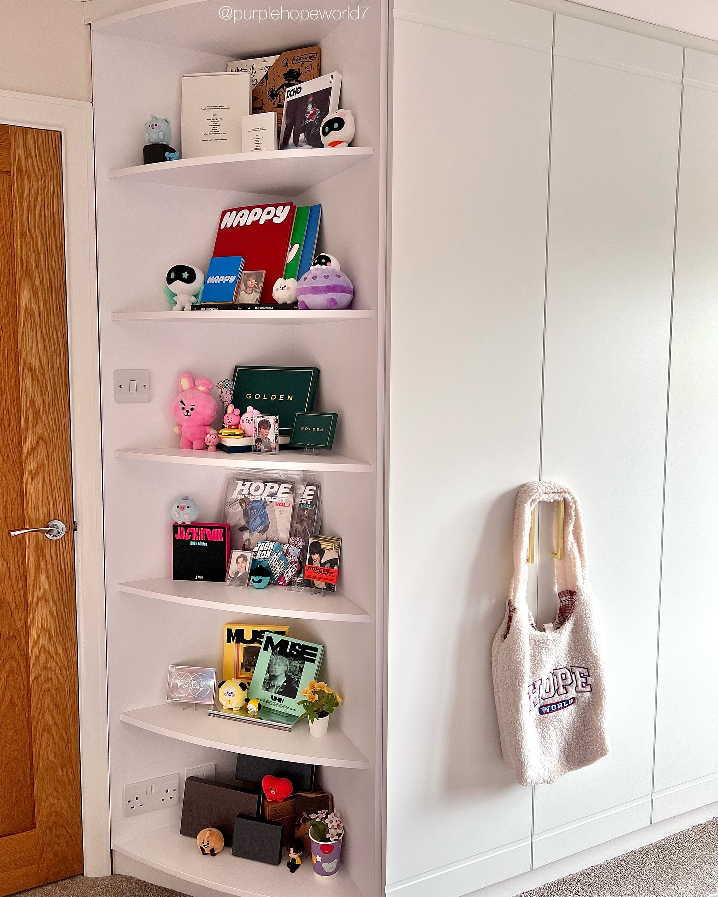 Uma decoração em quarto kpopper