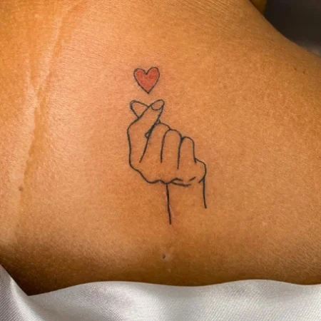Tatuagens de finger heart