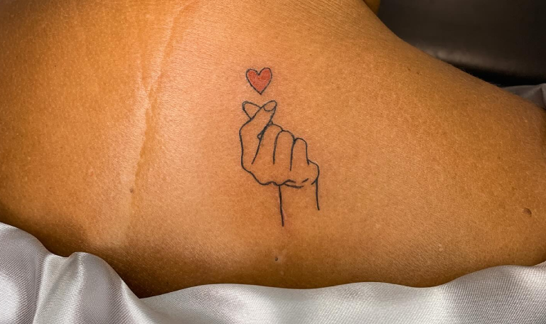 Tatuagens de finger heart