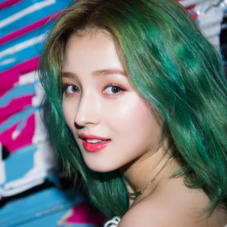 Nancy, uma das idols com cabelo verde