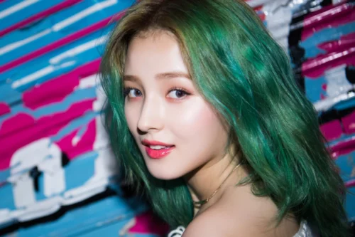 Nancy, uma das idols com cabelo verde