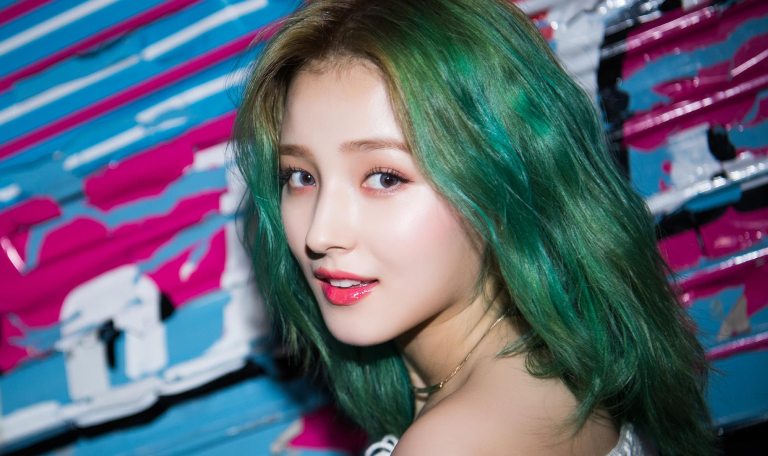 Nancy, uma das idols com cabelo verde