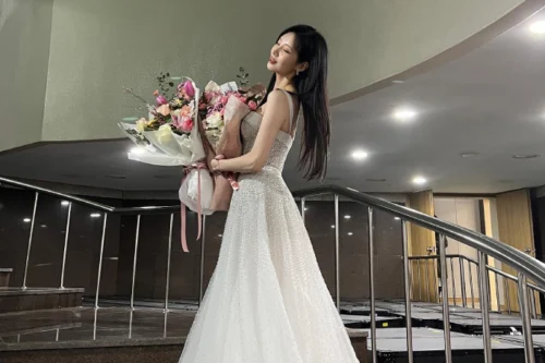 Seohyun, uma das idols com vestido de noiva