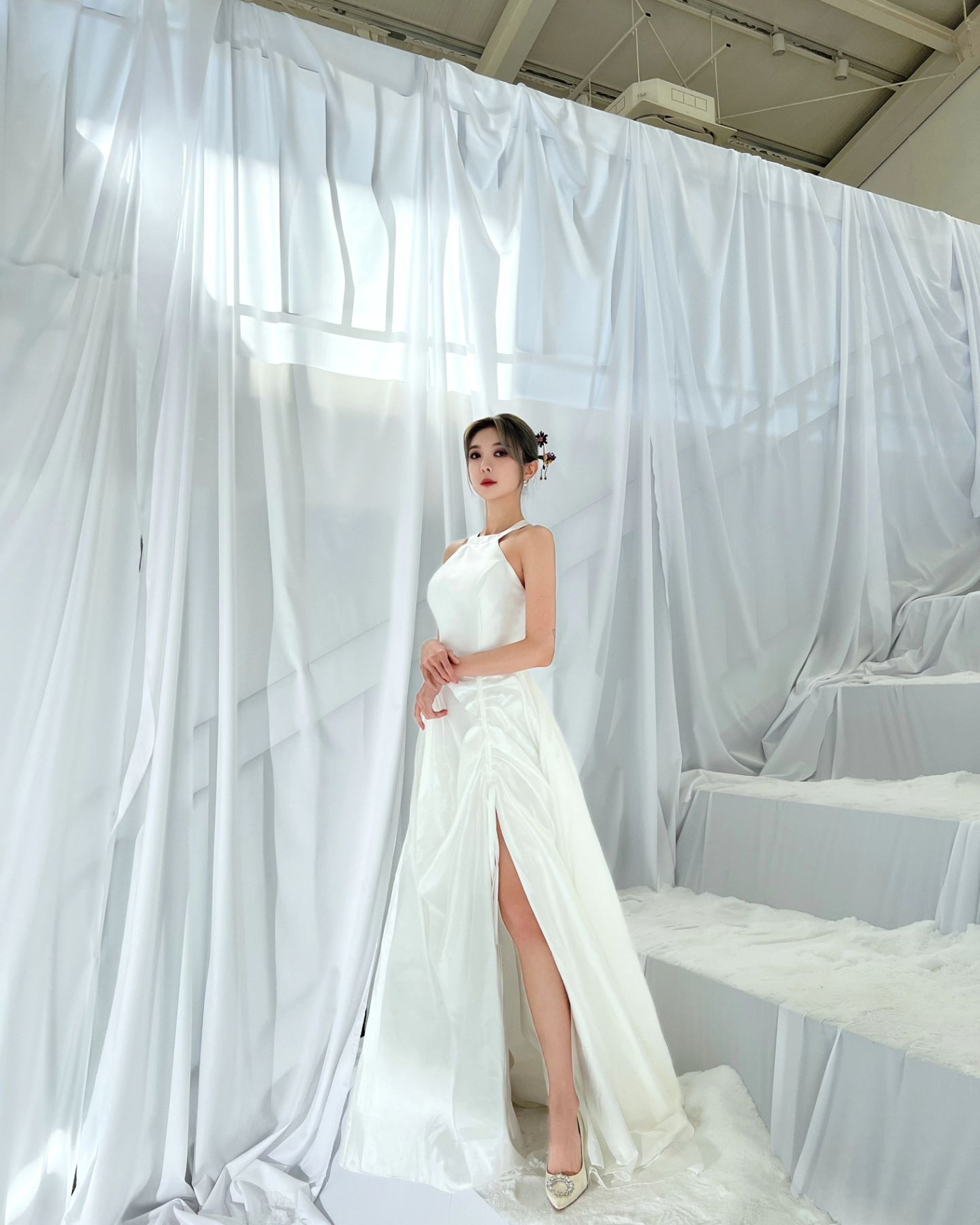 Dami, uma das idols com vestido de noiva da lista