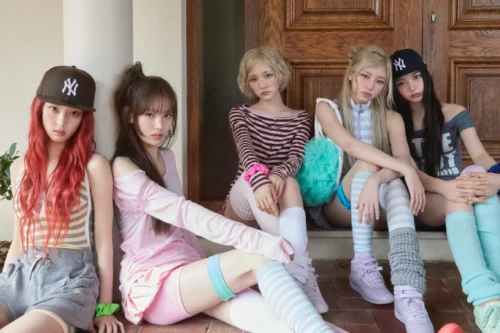 O grupo KiiiKiii, representando idols com estilo Y2K