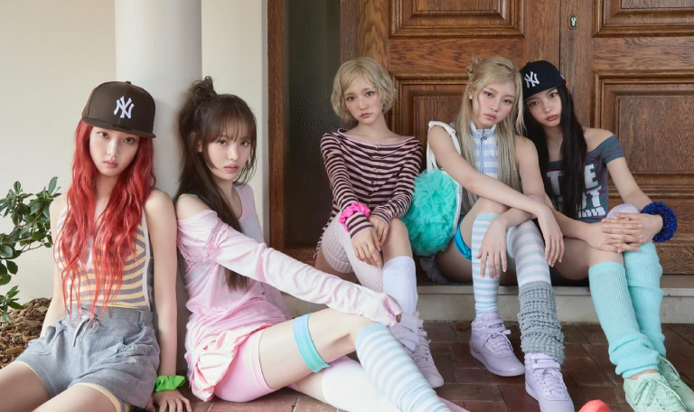 O grupo KiiiKiii, representando idols com estilo Y2K