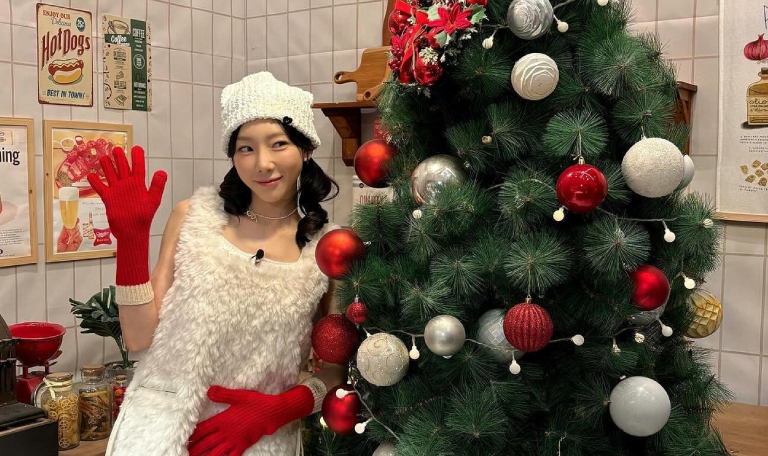 Taeyeon, do Girls' Generation, em uma das fotos de kpop natalinas da lista
