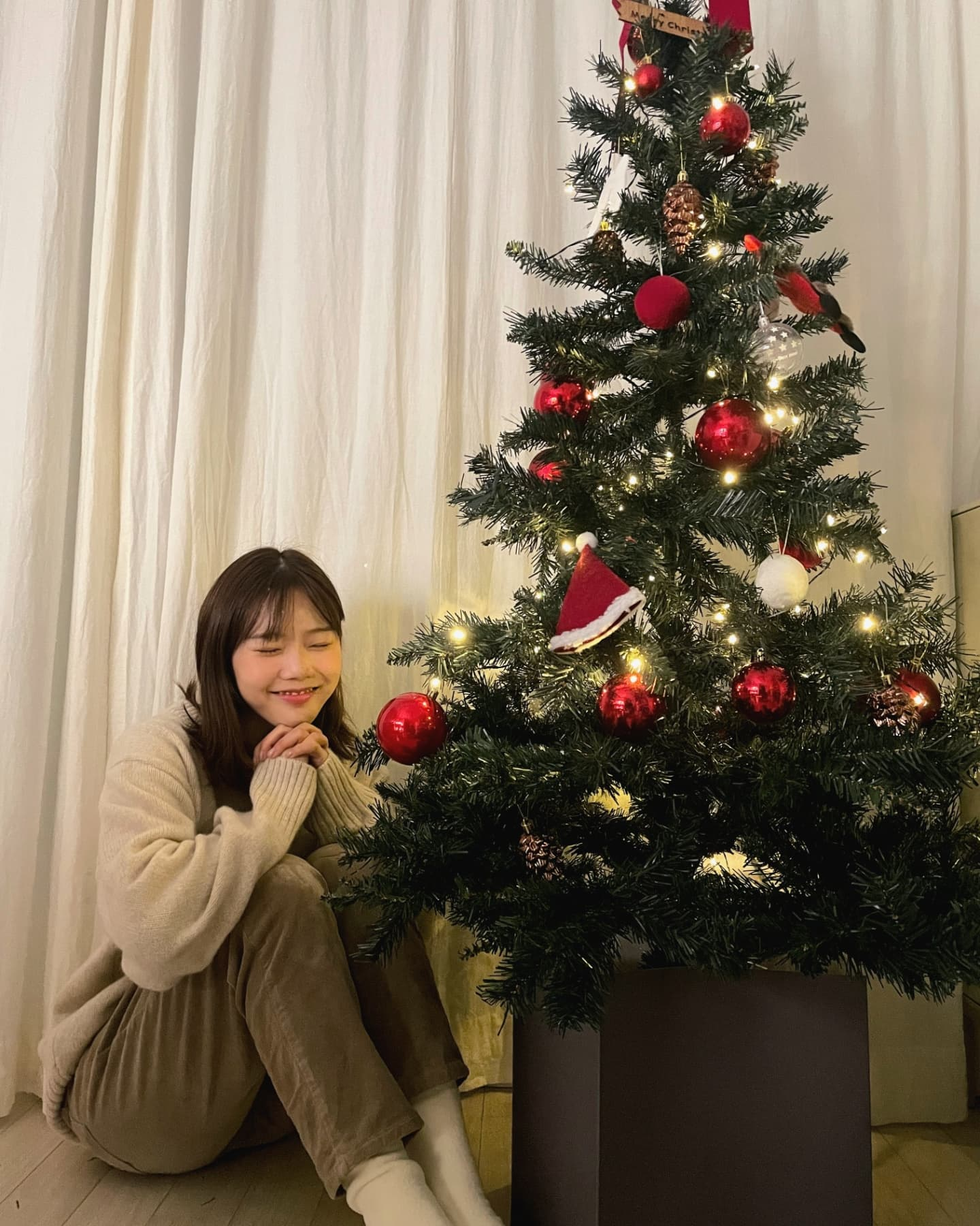 Hyojung, do Oh My Girl, em uma das fotos de kpop natalinas da lista