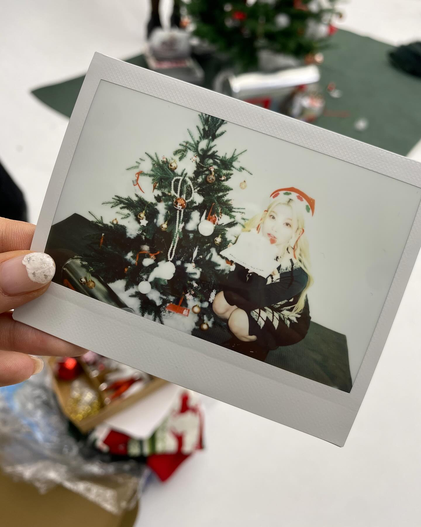 Tsuki, do Billlie, em uma das fotos de kpop natalinas da lista