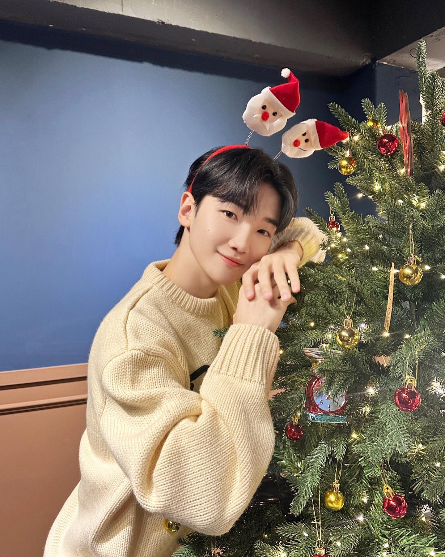 Yeonkyu, do ATBO, em uma das fotos de kpop natalinas da lista