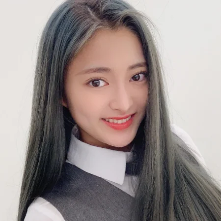 Semi, cignature, uma das idols de cabelo cinza