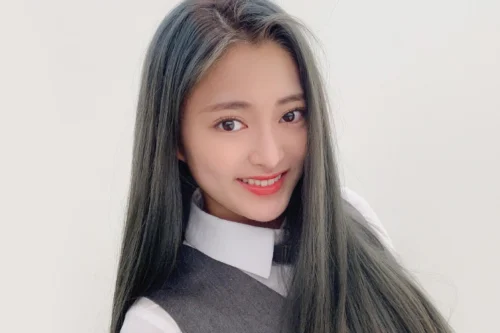 Semi, cignature, uma das idols de cabelo cinza