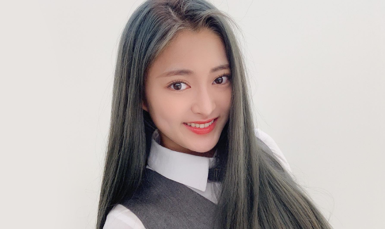 Semi, cignature, uma das idols de cabelo cinza