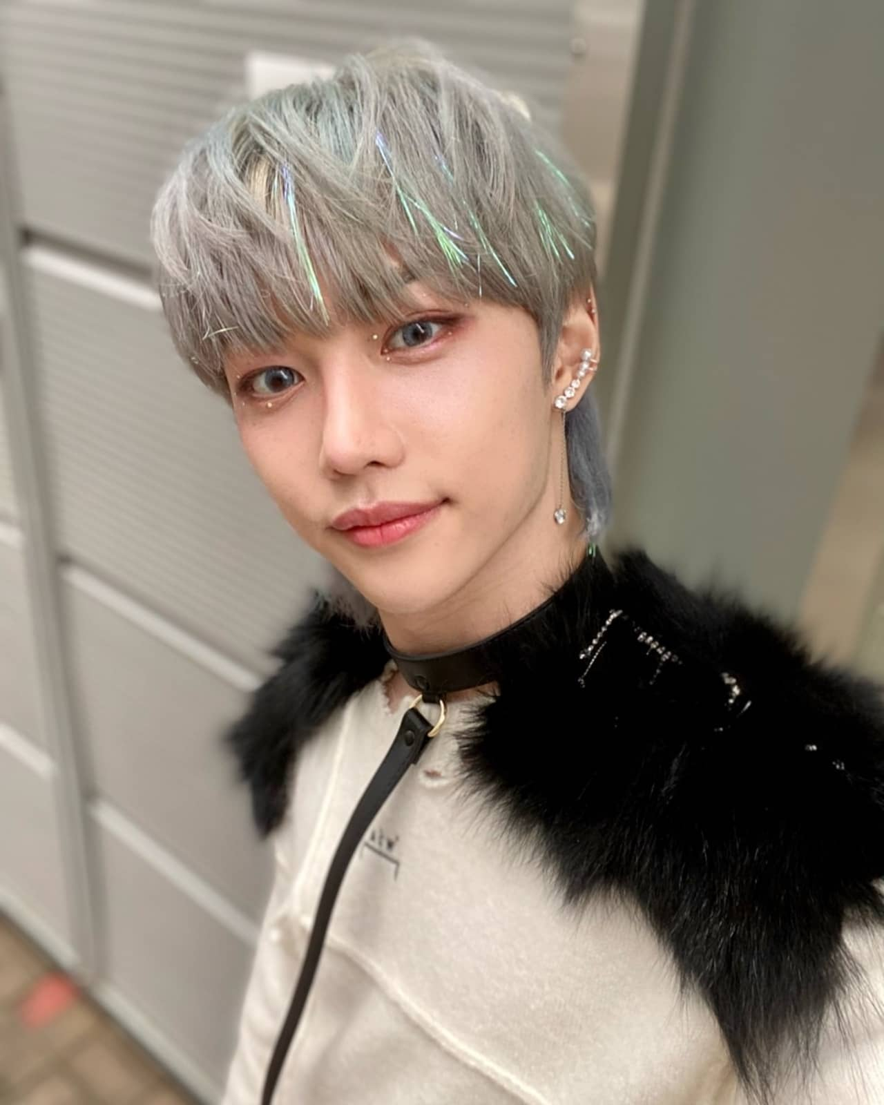Felix, Stray Kids, outro idol de cabelo cinza da lista