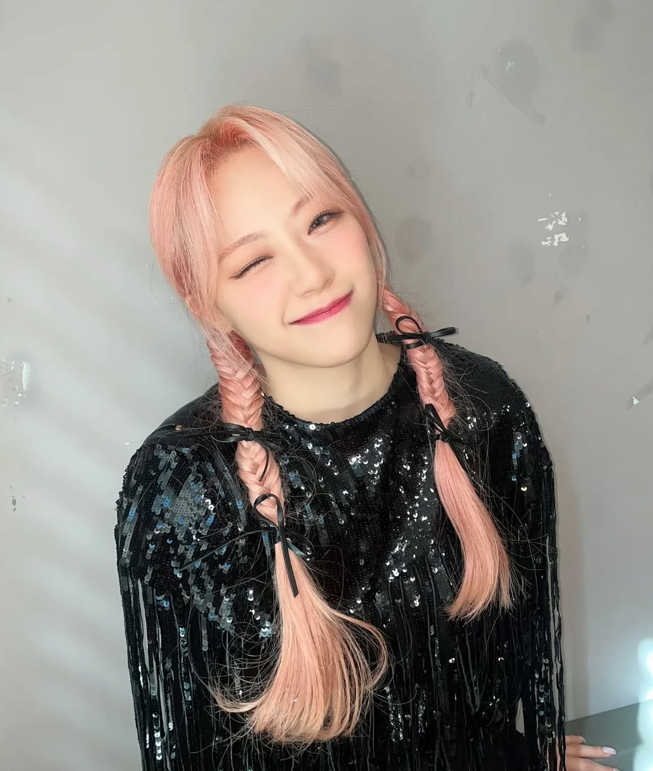 Outro dos penteados de idols da lista, pela Jeewon, Cignature