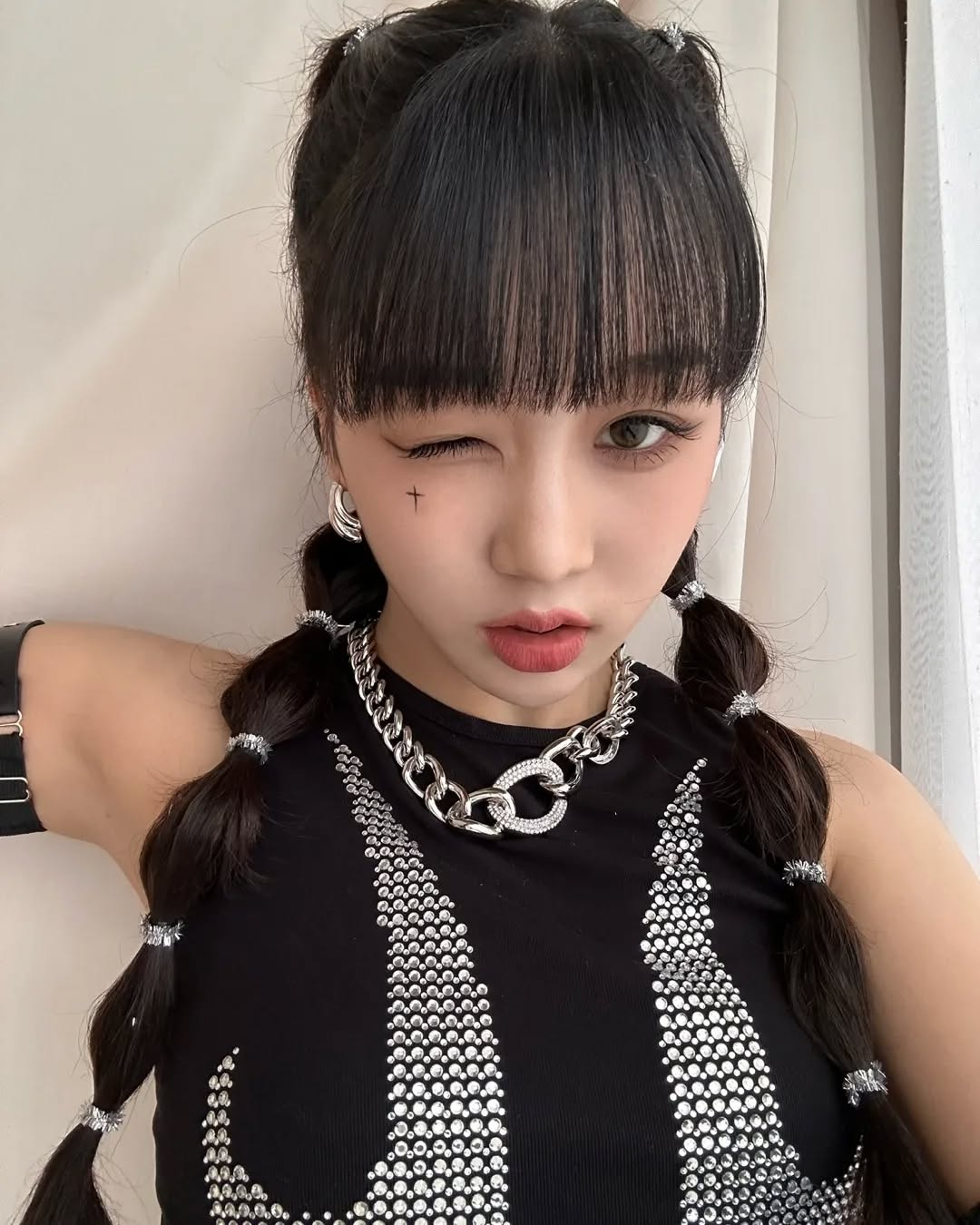 Um dos penteados de idols da lista, pela Hikaru, Kep1er