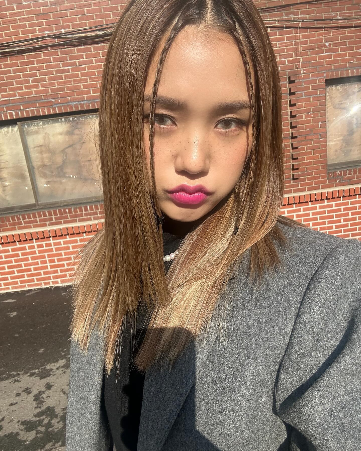 Um dos penteados de idols da matéria, pela Mimi, Oh My Girl