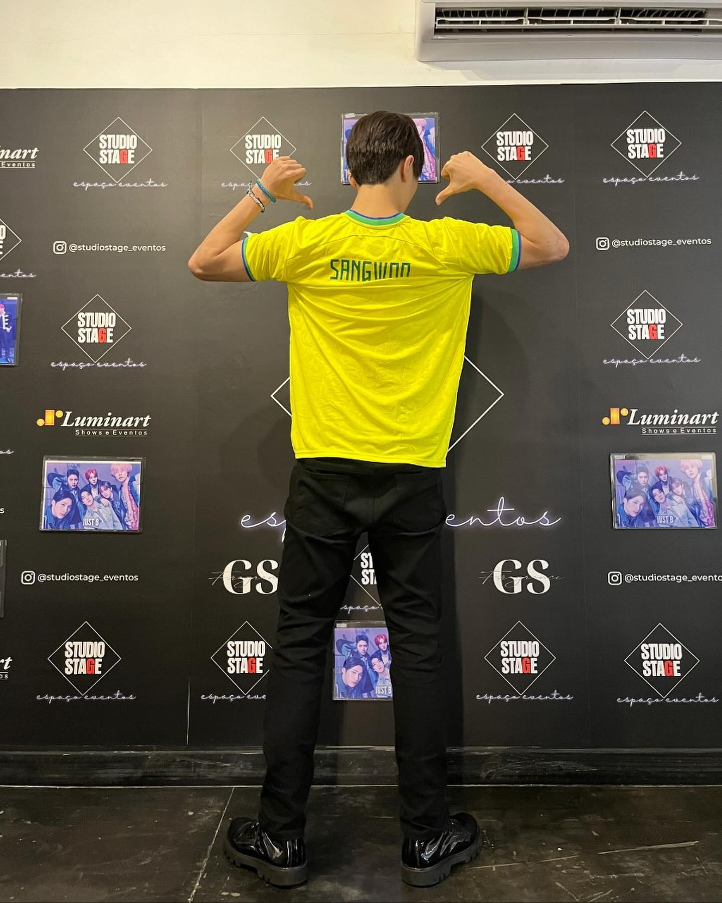 Sangwoo, do JUSTB, em uma das fotos de idols no Brasil