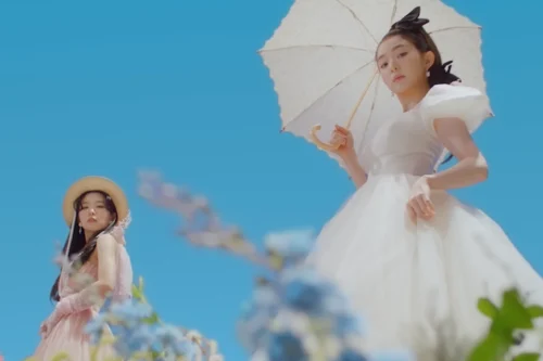 “Feel My Rhythm” é um dos MVs com referências a arte