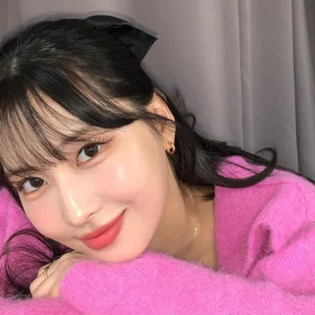 Momo, do Twice, uma das idols com franjinha da lista