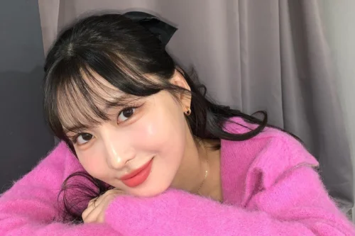 Momo, do Twice, uma das idols com franjinha da lista