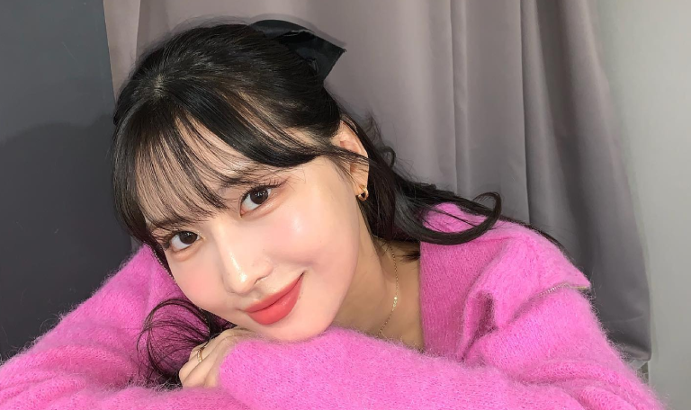 Momo, do Twice, uma das idols com franjinha da lista