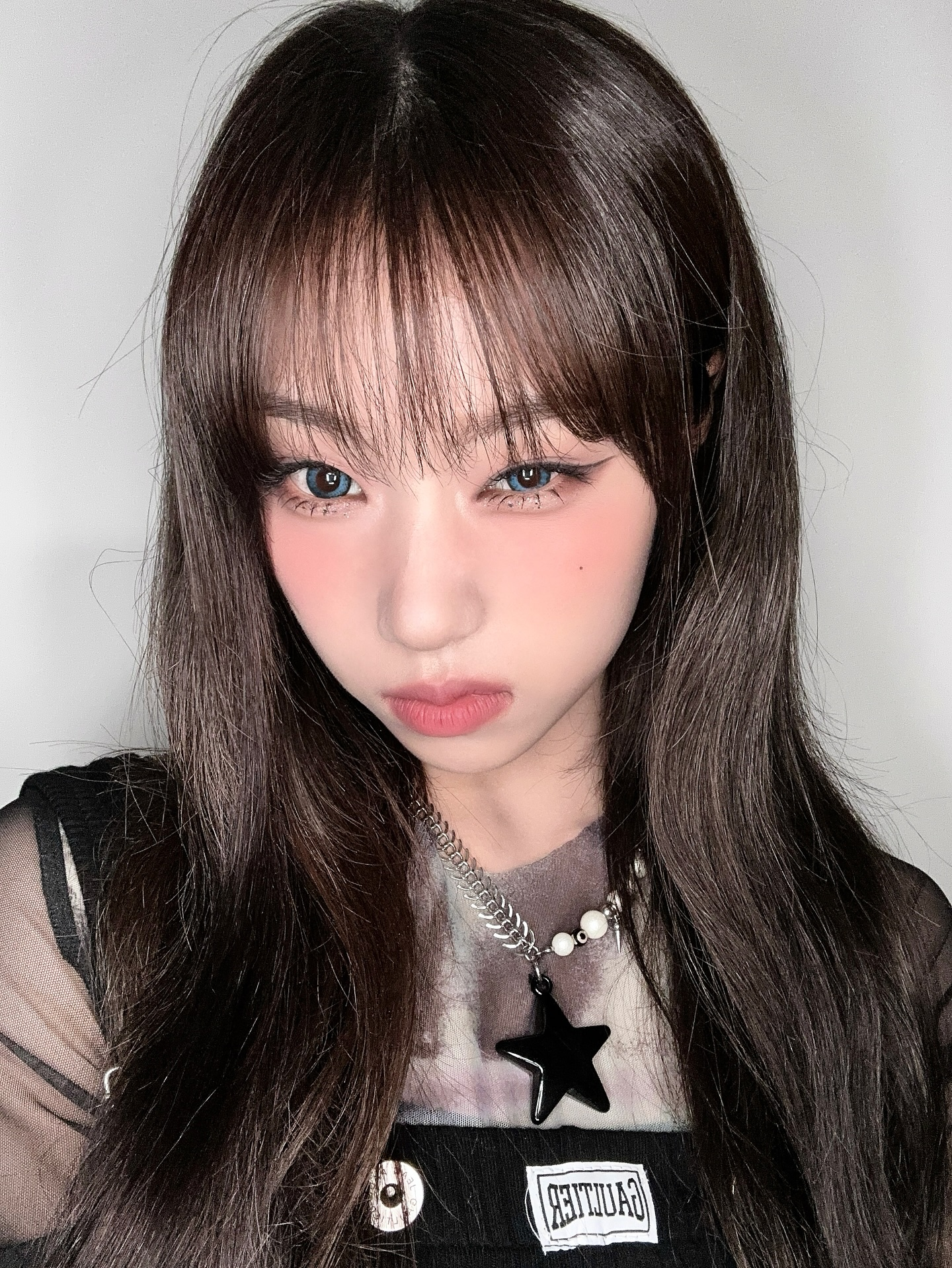 Jungeun, izna, mais uma das idols com franjinha