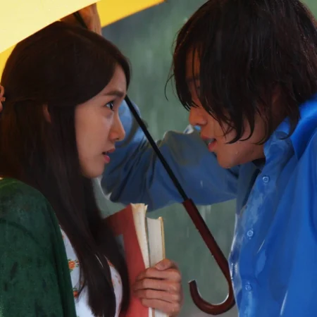 Love Rain (2012) mostra um dos primeiros guarda-chuvas amarelos em kdramas