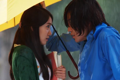 Love Rain (2012) mostra um dos primeiros guarda-chuvas amarelos em kdramas