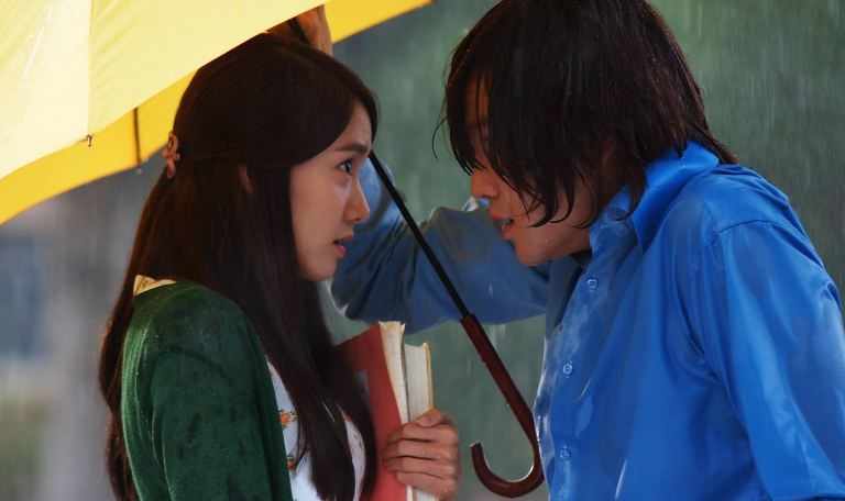 Love Rain (2012) mostra um dos primeiros guarda-chuvas amarelos em kdramas
