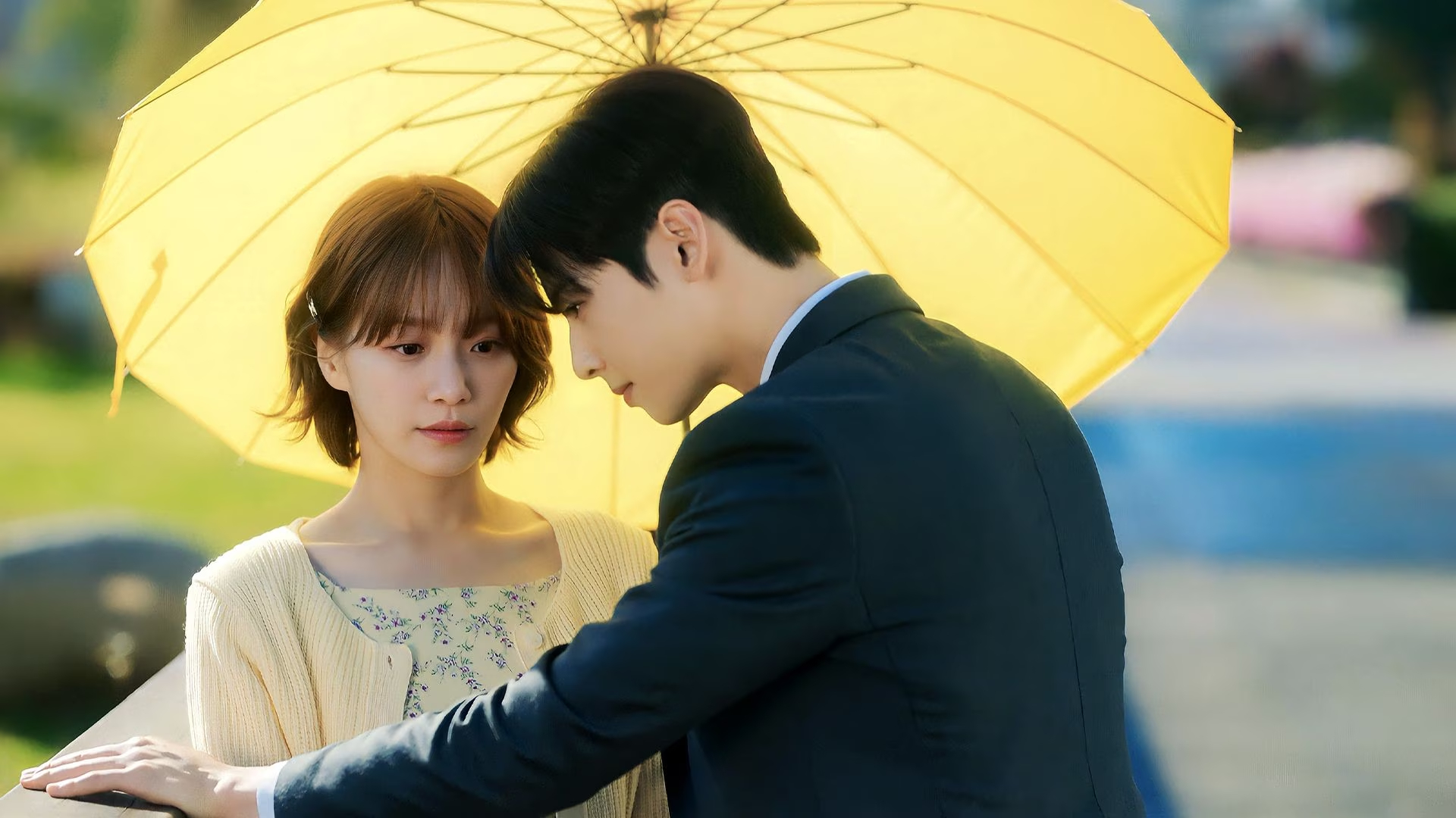 Uma das cenas de guarda-chuvas amarelos em kdramas