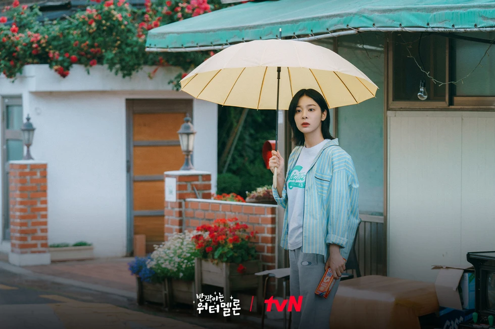 Cena solitária com um dos guarda-chuvas amarelos em kdramas
