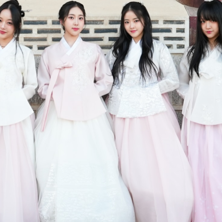 Integrantes do VVUP vestindo hanbok rosa