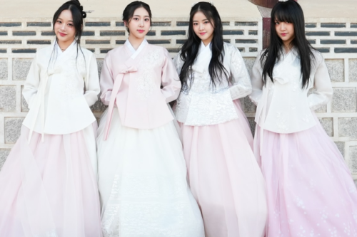 Integrantes do VVUP vestindo hanbok rosa