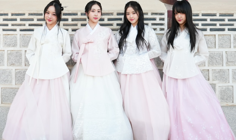Integrantes do VVUP vestindo hanbok rosa