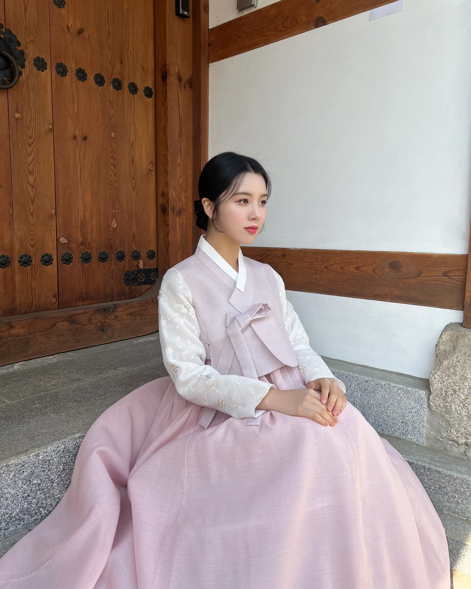 Lucy do WOOAH de hanbok rosa
