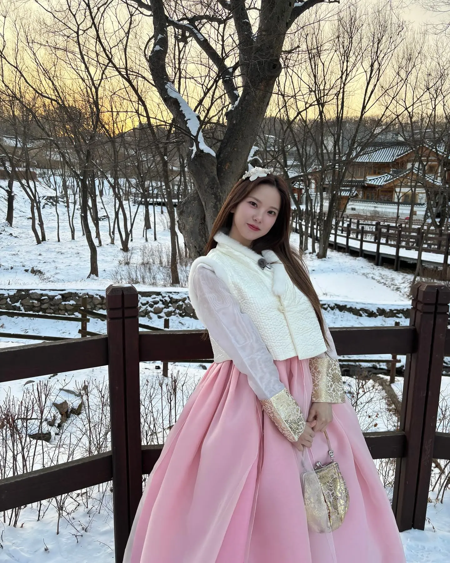 Yujin do Kep1er usando um hanbok rosa