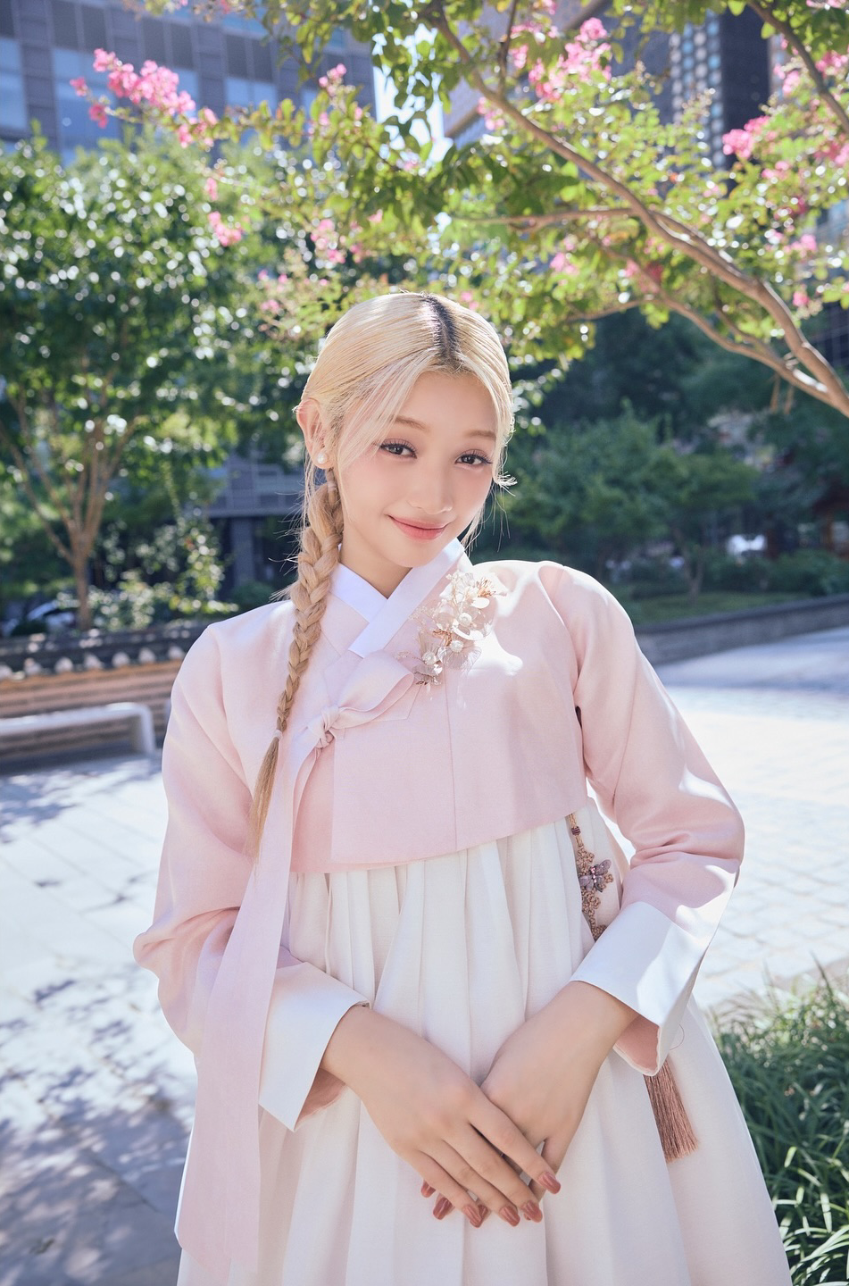 Gehlee do UNIS vestindo um hanbok rosa
